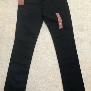 Mudd NWT , jeans , size 9 skinny  jeans. Color black , straight leg style.